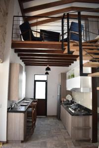 una cucina con letto a soppalco in una camera di Loft Montenegro a Aguascalientes