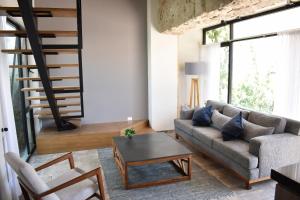 un soggiorno con divano e tavolo di Loft Montenegro a Aguascalientes