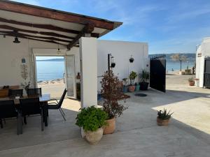 eine Terrasse mit einem Tisch und Meerblick in der Unterkunft Beach house oasis Villa Livak in Kaštela