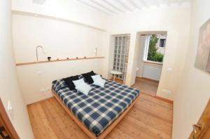 een slaapkamer met een bed in een kamer met een raam bij Ferienwohnung für 5 Personen ca 62 qm in Lucca, Toskana Provinz Lucca in Lucca