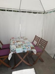 une table et deux chaises dans une tente dans l'établissement Appartamento Aloha, à Roseto degli Abruzzi