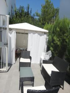 - un ensemble de chaises et d'un parasol sur la terrasse dans l'établissement Appartamento Aloha, à Roseto degli Abruzzi