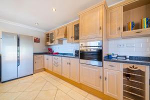 Η κουζίνα ή μικρή κουζίνα στο Felderhof Villa 4 bed Private Pool +35 φωτογραφίες