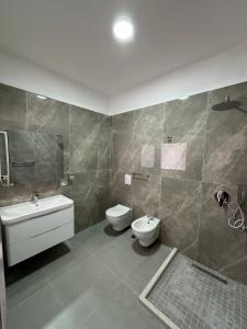uma casa de banho com um WC e um lavatório em Vila Melisa em Durrës