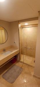 un baño con ducha y lavabo en El Gouna, en Hurghada