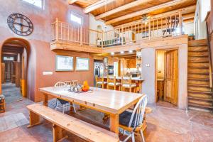 Adobe St David Vacation Rental Near River! : غرفة طعام مع طاولة خشبية ودرج