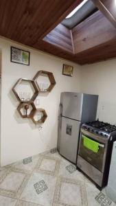 eine Küche mit Kühlschrank und Herd in der Unterkunft Casa Rio de Cristal in Pijao + 5 Fotos