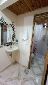 y baño con lavabo, ducha y aseo. en Casa Rio de Cristal en Pijao