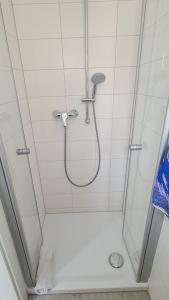 W łazience z przeszklonymi drzwiami znajduje się prysznic. w obiekcie Schwabenstuben Einzelzimmer w mieście Meersburg