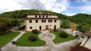 uma vista aérea de uma grande casa com uma fonte em Ferienwohnung für 4 Personen 3 Kinder ca 70 qm in Dicomano, Toskana Provinz Florenz - b62903 em Dicomano