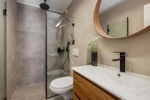 een badkamer met een douche, een toilet en een wastafel bij family vacation in Jeruzalem