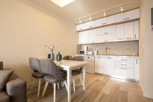 Η κουζίνα ή μικρή κουζίνα στο La Vista Apartment