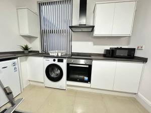 Kitchen o kitchenette sa Cosy Chic Flat in the Heart of Kidderminster