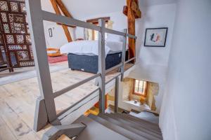 a bedroom with a bunk bed on a stairs at l'Escarpediem : Évasion Pittoresque in Meyrals