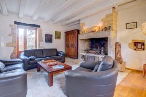 a living room with leather furniture and a fireplace at l'Escarpediem : Évasion Pittoresque in Meyrals