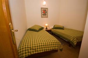 a room with two beds in a room with a door at Ferienhaus für 6 Personen ca 120 qm in Santa Brígida, Gran Canaria Binnenland Gran Canaria - b63005 in Santa Brígida