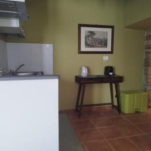 una cucina con bancone e tavolo con lavandino di Casa Vacanza A DUE PASSI DA a Orvieto