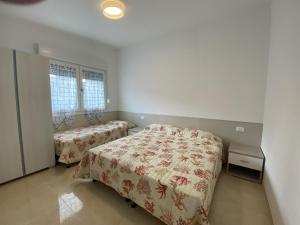 Кровать или кровати в номере Ferienhaus für 8 Personen ca 65 qm in Bibione, Adriaküste Italien Bibione und Umgebung