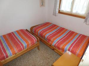 - 2 lits jumeaux dans une chambre avec fenêtre dans l'établissement Ferienhaus für 6 Personen ca 42 qm in Bibione, Adriaküste Italien Bibione und Umgebung, à Bibione
