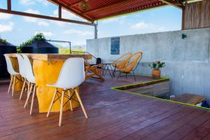 d'une terrasse avec une table et des chaises. dans l'établissement Posada Girasol, à Puerto Escondido