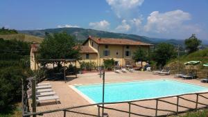 วิวสระว่ายน้ำที่ Ferienwohnung für 4 Personen 2 Kinder ca 80 qm in Serravalle Pistoiese, Toskana Provinz Pistoia หรือบริเวณใกล้เคียง