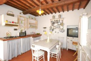 Serravalle PistoieseにあるFerienwohnung für 4 Personen 2 Kinder ca 80 qm in Serravalle Pistoiese, Toskana Provinz Pistoiaのキッチン、ダイニングルーム(テーブル、椅子付)