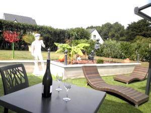 een tafel met een fles wijn en twee glazen bij Annexe 43 in Guérande