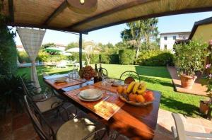 una mesa de madera con un bol de fruta en el patio en Ferienhaus mit Privatpool für 2 Personen ca 65 qm in Capannori, Toskana Provinz Lucca, en Capannori