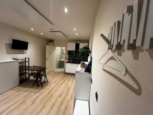 Kuchyň nebo kuchyňský kout v ubytování RMI1 - Apartment für Urlauber, Monteure - mit AC und Infrarotheizung