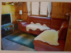 Ruang duduk di Ein romantisches Ferienhaus mit eigenem Strand - b63300