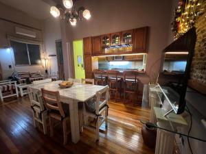 - une cuisine et une salle à manger avec une table et des chaises dans l'établissement Centro de Buenos Aires, à Buenos Aires