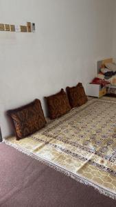 Ένα ή περισσότερα κρεβάτια σε δωμάτιο στο شقة في جعلان ( بيت عربي) اجار يومي واسبوعي