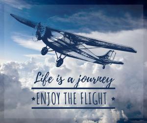 un piccolo aeroplano che vola nel cielo con una citazione di Slapen bij de Stewardess B&B Almere ad Almere