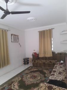 a living room with a couch and a ceiling fan at شقة في جعلان ( بيت عربي) اجار يومي واسبوعي in Şūr Maşīrah