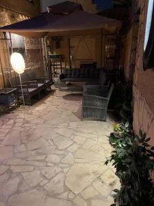 un patio con sofá y sombrilla en Majed Chalet, en Riad
