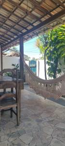 - un hamac et un banc sur la terrasse dans l'établissement Casa Recanto Coqueiral, à Porto Seguro