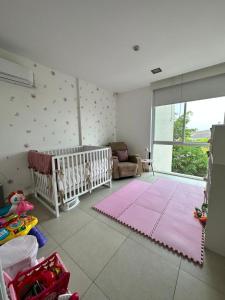 - une chambre bébé avec un lit bébé et un tapis rose dans l'établissement casa en samborondon, à Guayaquil