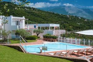 eine Villa mit einem Pool vor einem Berg in der Unterkunft Studio für 4 Personen ca 40 qm in Villammare, Kampanien Cilento - b63227 in Vibonati