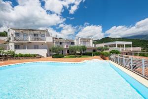 una gran piscina frente a una casa en Ferienwohnung für 4 Personen ca 40 qm in Villammare, Kampanien Cilento - b63227, en Vibonati