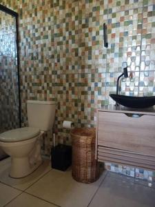 a bathroom with a toilet and a sink at Hygge Sunset House in Ilha do Mel