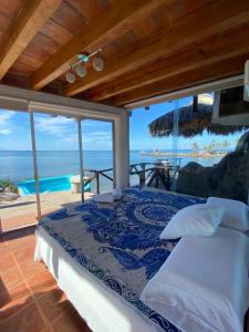 Schlafzimmer mit einem Bett und Meerblick in der Unterkunft Isla Privada San Blas Only Adults in San-Blas-Inseln