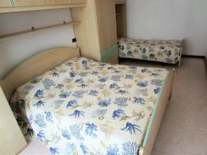 En eller flere senge i et værelse på Ferienwohnung für 5 Personen ca 35 qm in Bibione, Adriaküste Italien Bibione und Umgebung - b63269