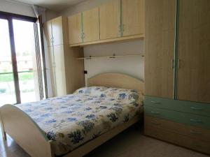 En eller flere senge i et værelse på Ferienwohnung für 5 Personen ca 35 qm in Bibione, Adriaküste Italien Bibione und Umgebung - b63269