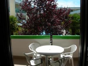 En balkon eller terrasse på Ferienwohnung für 5 Personen ca 35 qm in Bibione, Adriaküste Italien Bibione und Umgebung - b63269