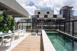 a balcony with a swimming pool on a building at Boulevard Ibirapuera in São Paulo