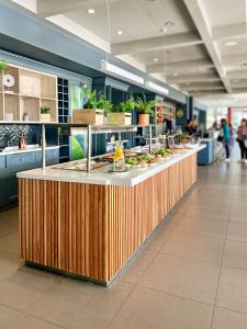 eine Cafeteria mit einer Theke mit Essen drauf in der Unterkunft ibis Concepcion in Concepción