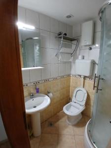 bagno con servizi igienici e lavandino di Hotel Viv a Trebinje