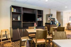 una sala da pranzo con TV, tavolo e sedie di Extended Stay America Suites - Lancaster County a Mountville