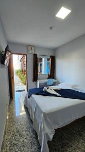 um quarto com uma cama grande num quarto em POMMER POUSADA em Guriri