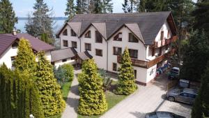 een luchtzicht op een groot huis met bomen bij Penzion Kormoran in Námestovo